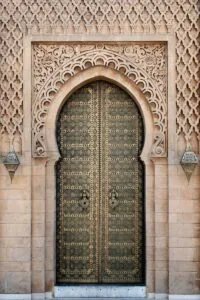 gray wooden door.Hoelang vliegen naar Marokko