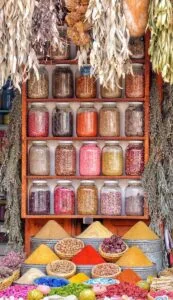 assorted spices on display.Hoelang vliegen naar Marokko