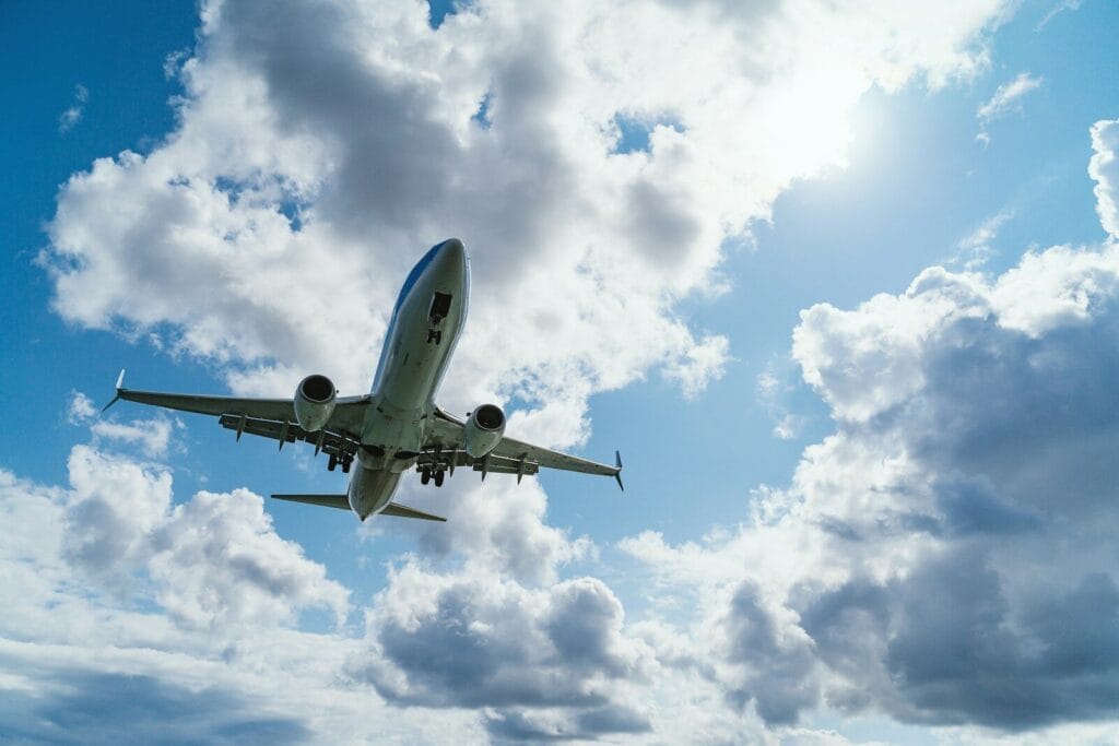 low-angle photography of airliner during flight.Hoelang vliegen naar Marokko