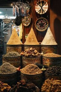 Vibrant spices displayed in a traditional market in Marrakesh, Morocco.Marokko Kaart