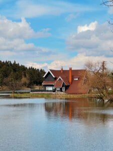 A picturesque cabin by a serene lake in Gölcük National Park, Bolu, Türkiye with a beautiful forest backdrop.