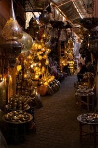 brass and silver pendant lamps.Tijdsverschil Marokko België